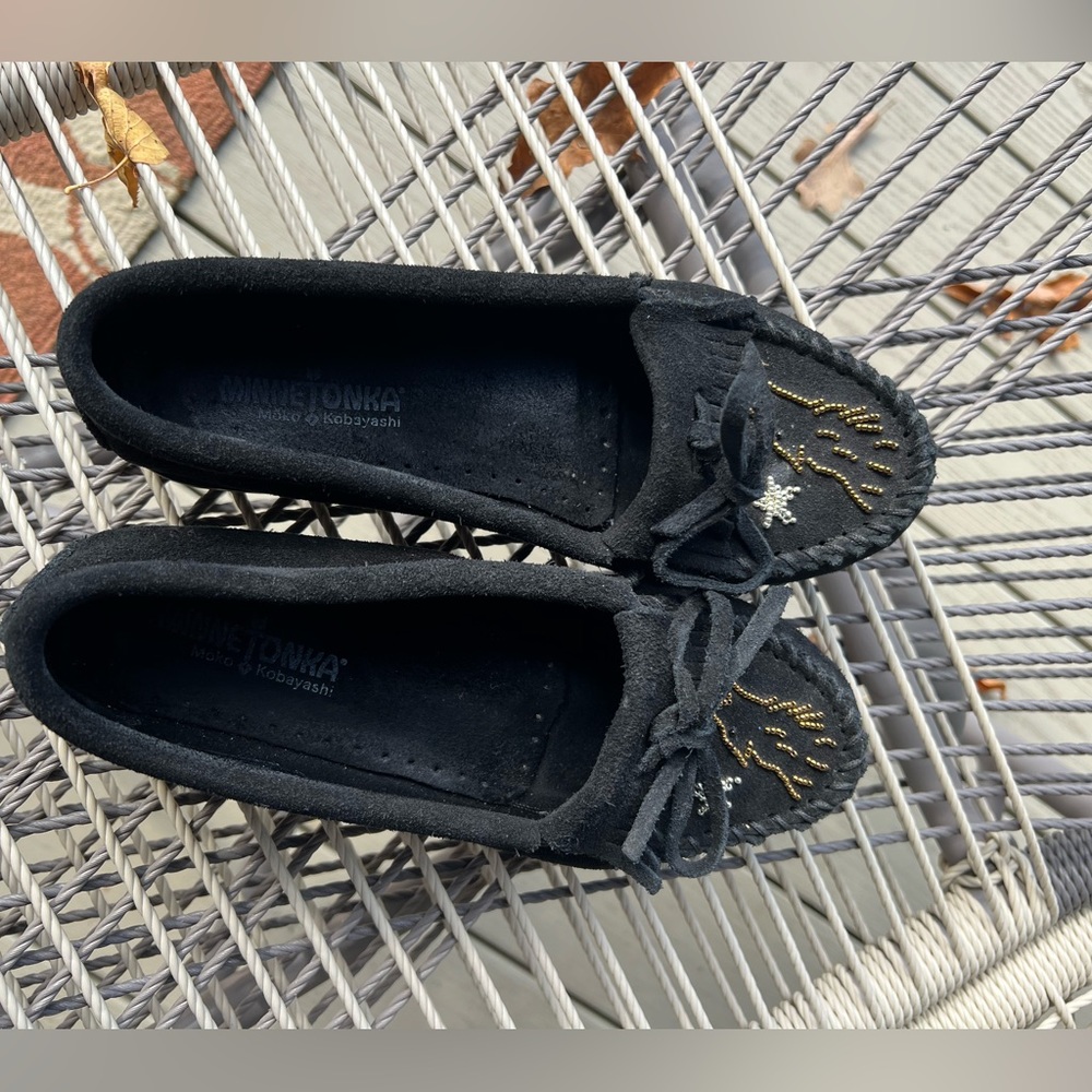 Unique & rare Howl at moon Minnetonka Moccasin size 6 used for photo shoot